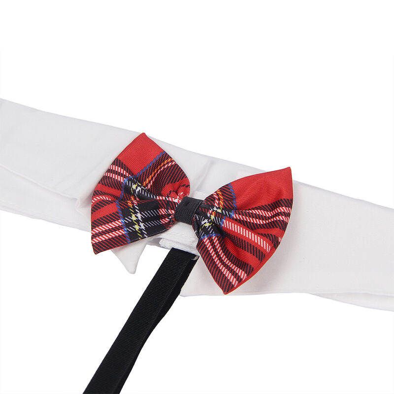Gros plan sur le noeud papillon à carreaux rouges du col blanc de l'ensemble écolière Subblime, détail tartan et sangle de la tenue de jeu de rôle