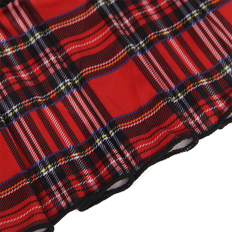 Gros plan macro sur le tissu à carreaux rouges tartan de l'ensemble écolière Subblime, motif écossais et trame du textile de la tenue coquine