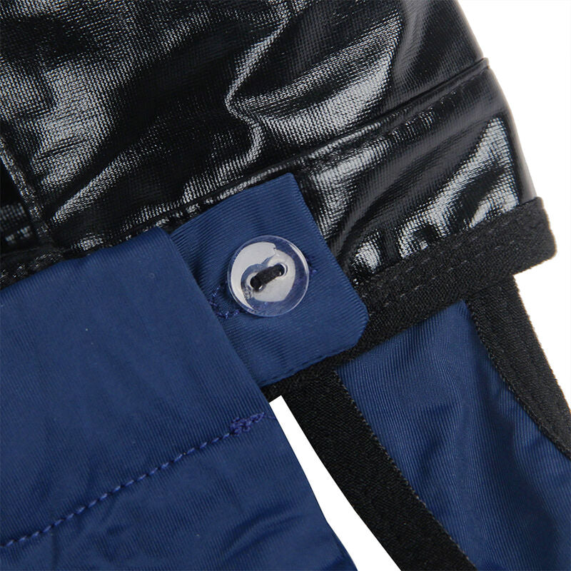 Détail du bouton métallique et de la finition effet cuir contrastant sur le body costume de policière bleu marine Subblime, gros plan mettant en avant les matières de la tenue.