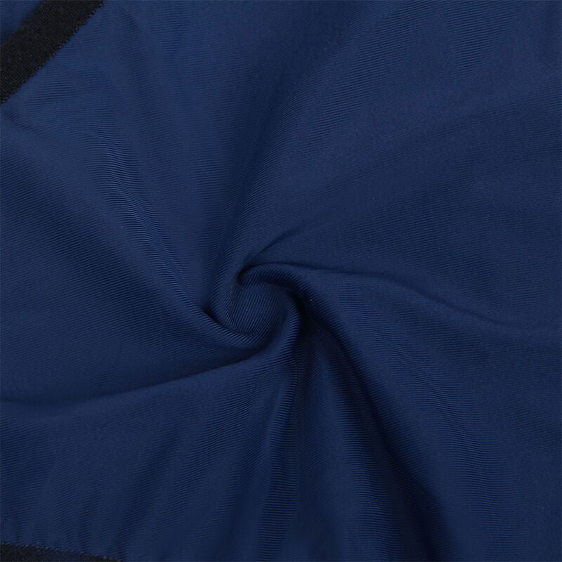 Gros plan sur la maille bleu marine drapée et extensible du body costume de policière Subblime, mise en valeur de la souplesse, du tombé et de la finesse du tissu de cette tenue.