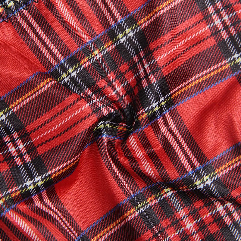 Gros plan sur le tissu à carreaux rouge écossais du bas du costume écolière MATH Subblime, mise en valeur du motif tartan classique et des fils colorés entrelacés de la tenue.