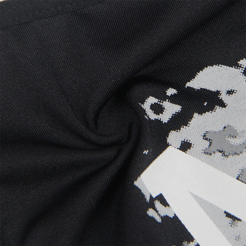 Détail de l'imprimé délavé et des lettres blanches stylisées sur le tissu noir du top écolière MATH Subblime, gros plan mettant en avant le motif graphique facétieux de la tenue.