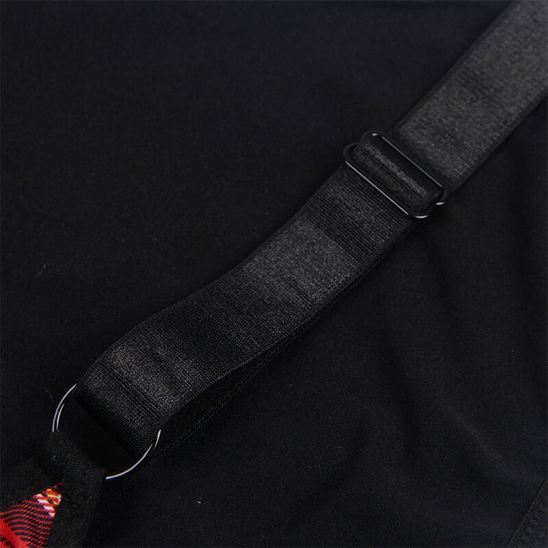 Gros plan sur la boucle métallique et la sangle élastique noire du harnais de jambe du costume écolière MATH Subblime, détail de l'attache réglable et de la finition souple nette.