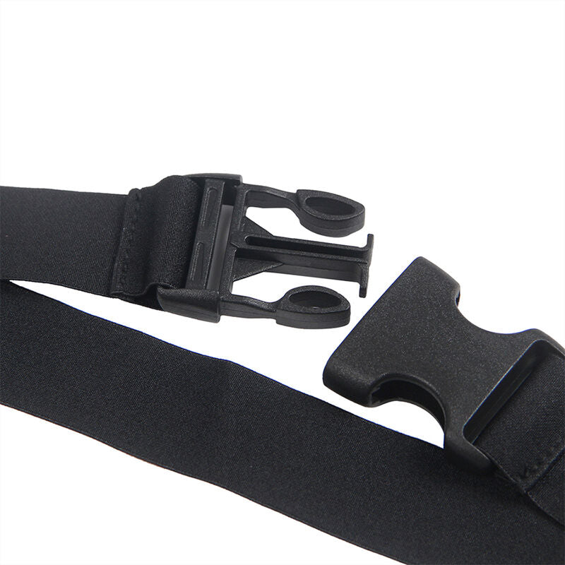 Détail des boucles clipsables des sangles noires réglables du harnais de jambe du costume écolière MATH Subblime, vu de près sur fond blanc avec le système d'attache pratique.