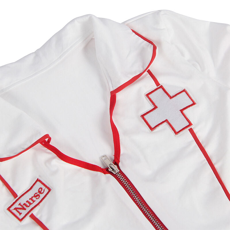 Gros plan sur le zip frontal et l'etiquette Nurse du costume infirmiere Subblime, finitions rouges et croix blanche, details d'uniforme sur maille blanche.