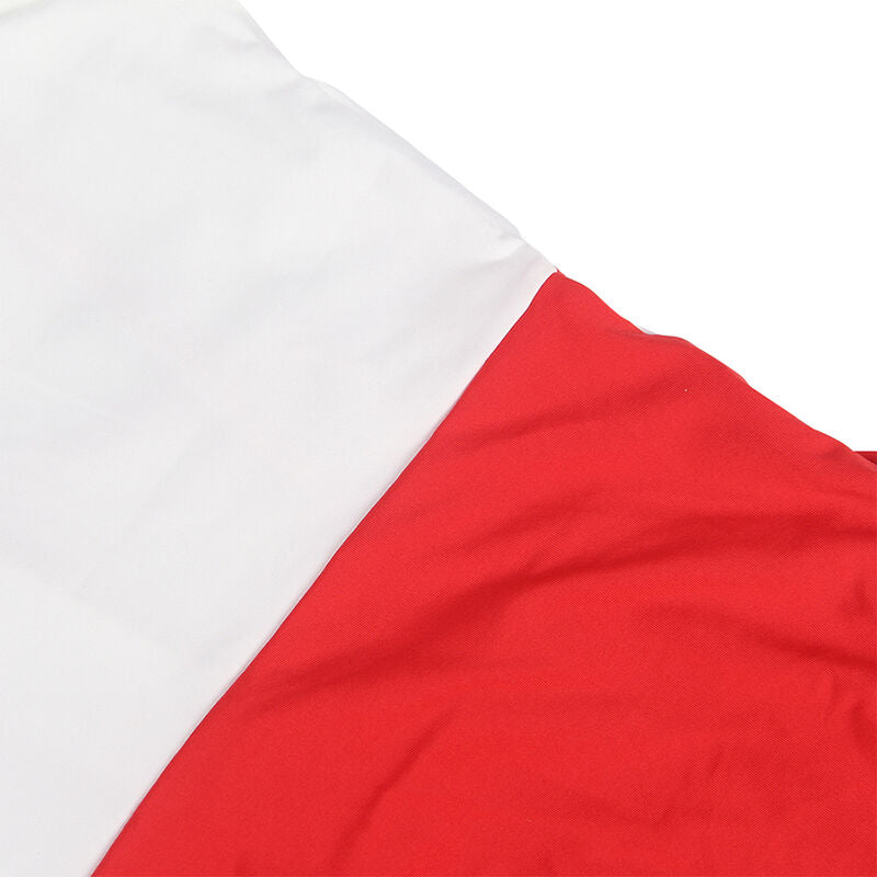Gros plan du contraste rouge et blanc de la jupe du costume infirmiere Subblime, ligne diagonale nette, finition soignee de la panoplie jeu de role coquin.