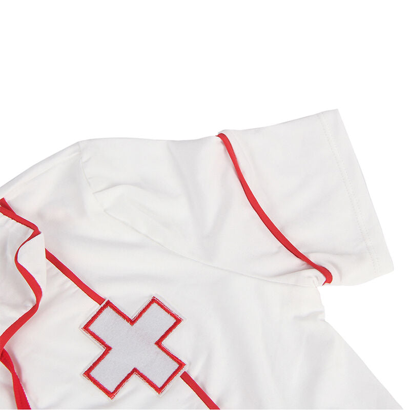 Detail de la croix medicale rouge et blanche brodee sur le costume infirmiere Subblime, finition contrastee et coutures soignees, jeu de role coquin a deux.