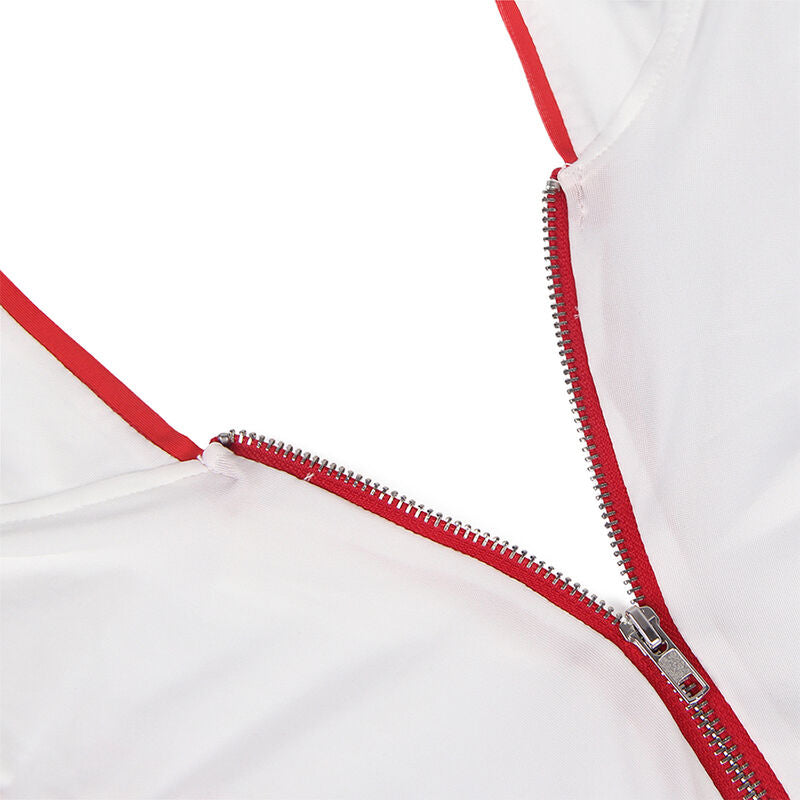 Détail de la fermeture éclair rouge du costume d'infirmière Subblime sur tissu blanc, liserés contrastants et glissière métal, gros plan sur fond clair.