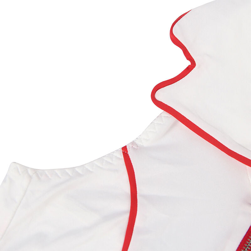 Détail du col cranté et des liserés rouges du costume d'infirmière Subblime sur tissu blanc, finition contrastante en gros plan sur fond épuré.