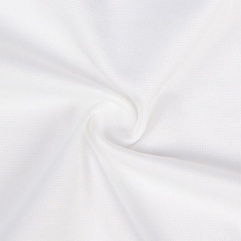 Macro de la maille stretch blanche du costume d'infirmière Subblime, tissu drapé en plis souples montrant la texture extensible polyester élasthanne.