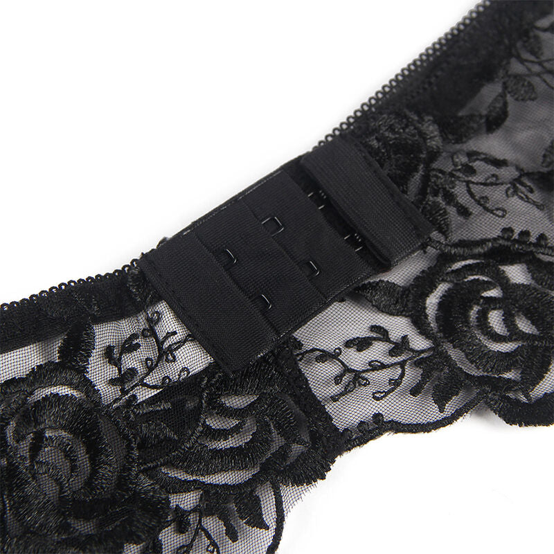 Gros plan sur les agrafes a deux rangees et la dentelle brodee de roses du dos du porte-jarretelles noir Subblime, detail technique.