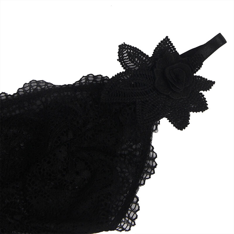 Détail de l'applique fleur en relief et de la dentelle festonnée du babydoll Subblime à plat, bretelle et broderie florale ajourée en gros plan.