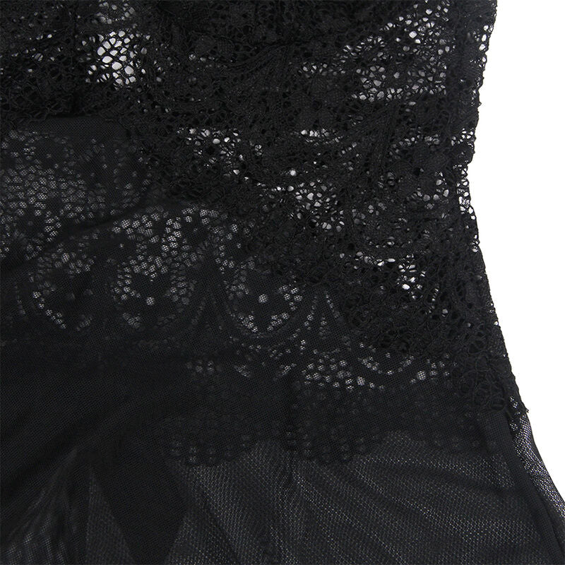 Macro de la dentelle florale du bonnet du babydoll noir Subblime, broderie dense aux motifs de fleurs et bord festonné sur tulle, texture rapprochée.