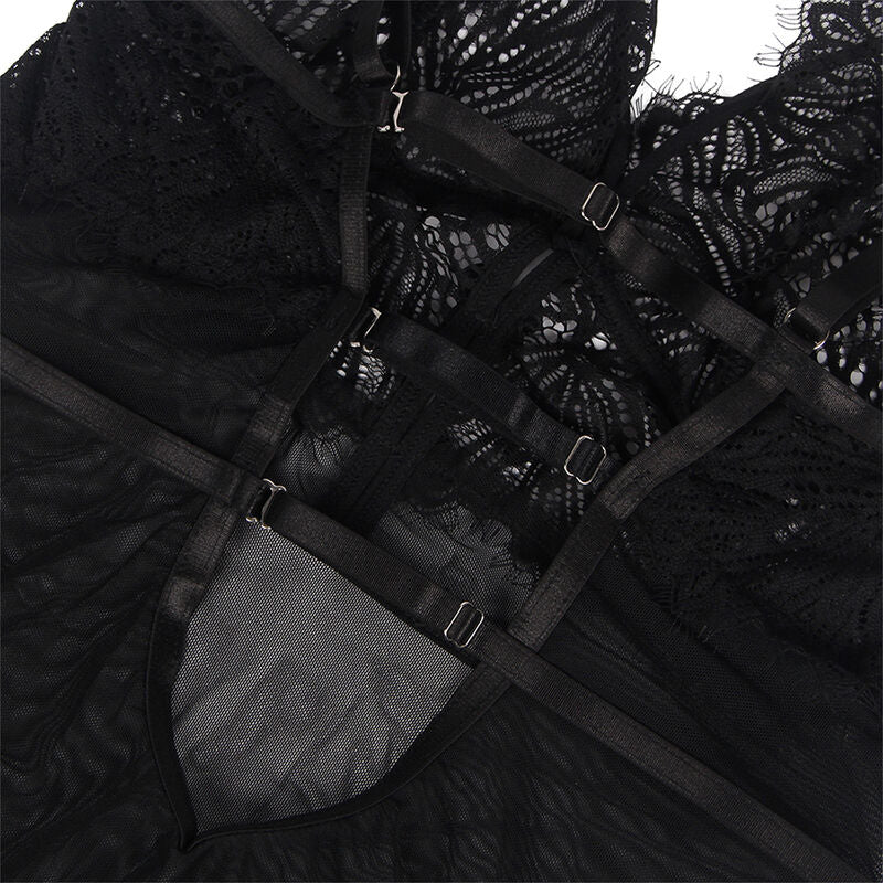 Detail de la zone taille en mesh transparent et du string assorti de la nuisette noire Subblime, sangles et dentelle festonnee, produit pose a plat.