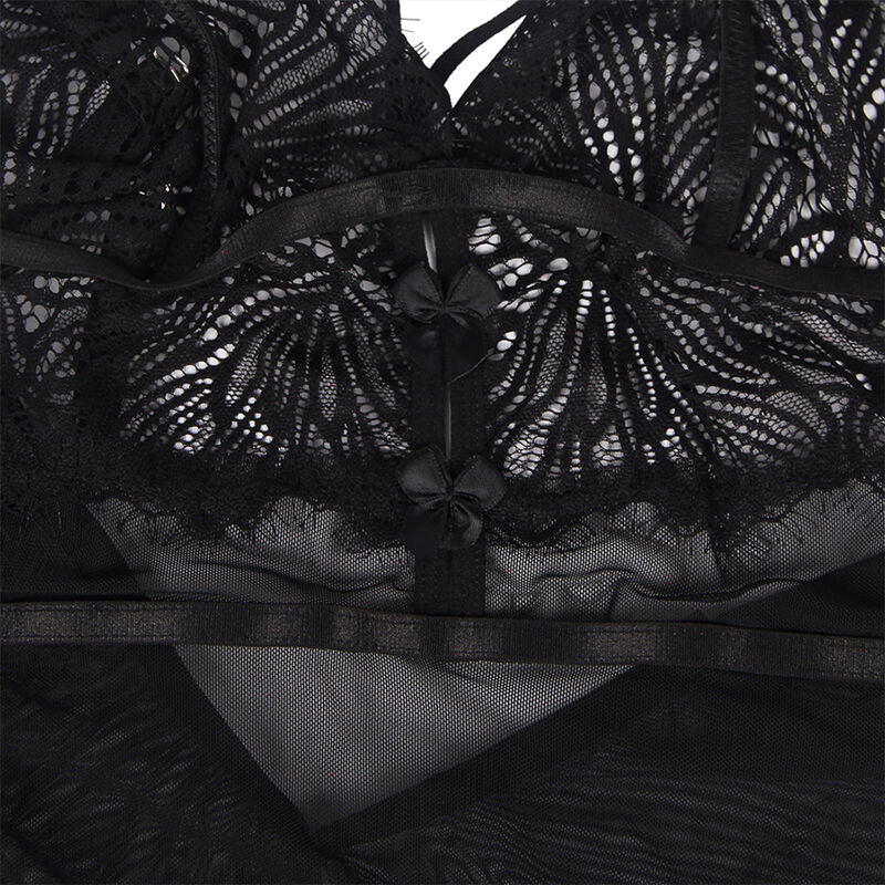 Gros plan du bustier en dentelle ajouree et du panneau mesh de la nuisette noire Subblime, motifs floraux et coutures, detail produit a plat.