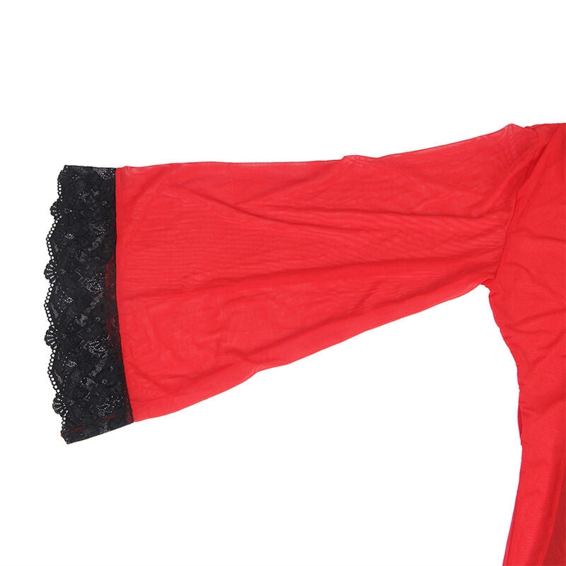 Gros plan sur une manche evasee rouge bordee de dentelle noire du peignoir Subblime, voile transparent leger, detail produit pose a plat sur fond blanc.