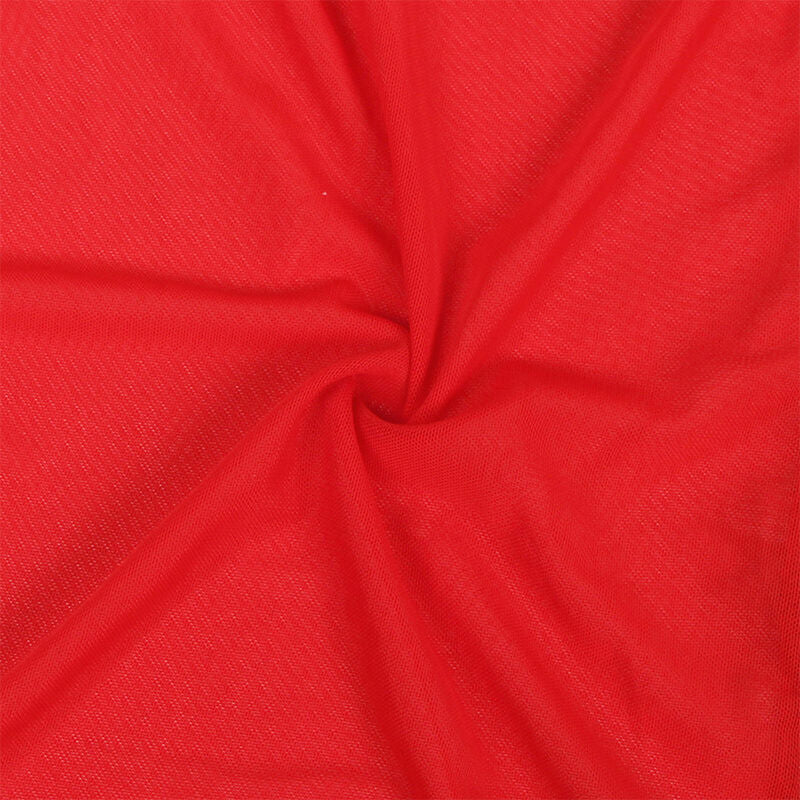 Gros plan sur la texture du tissu rouge transparent du peignoir Subblime, maille fine fluide et legere laissant transparaitre la lumiere, rendu vaporeux du voile sans modele.