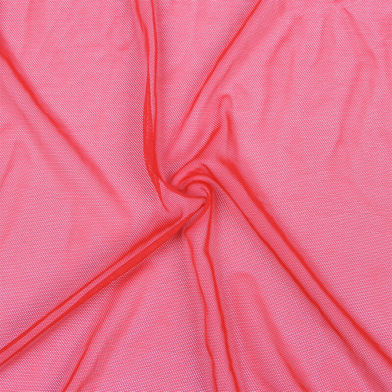 Macro du voile transparent rose-rouge du deshabille Subblime, matiere souple et tres legere mettant en avant le rendu vaporeux et la transparence du tissu, gros plan sans modele.