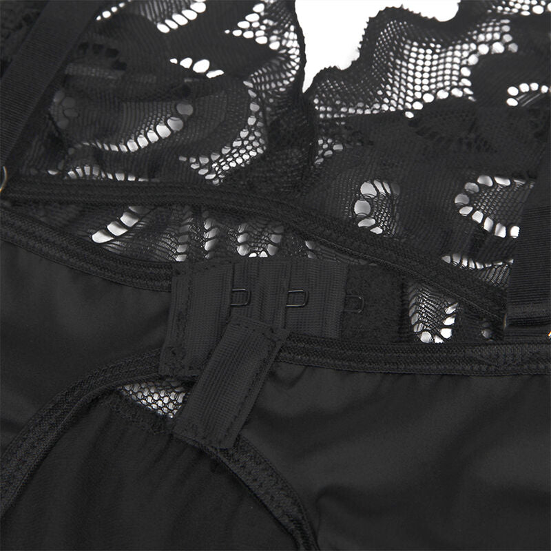 Gros plan du bonnet en dentelle florale et de la bretelle reglable du babydoll satin noir Subblime, jonction nette entre la dentelle ajouree et le satin lisse, sans modele.
