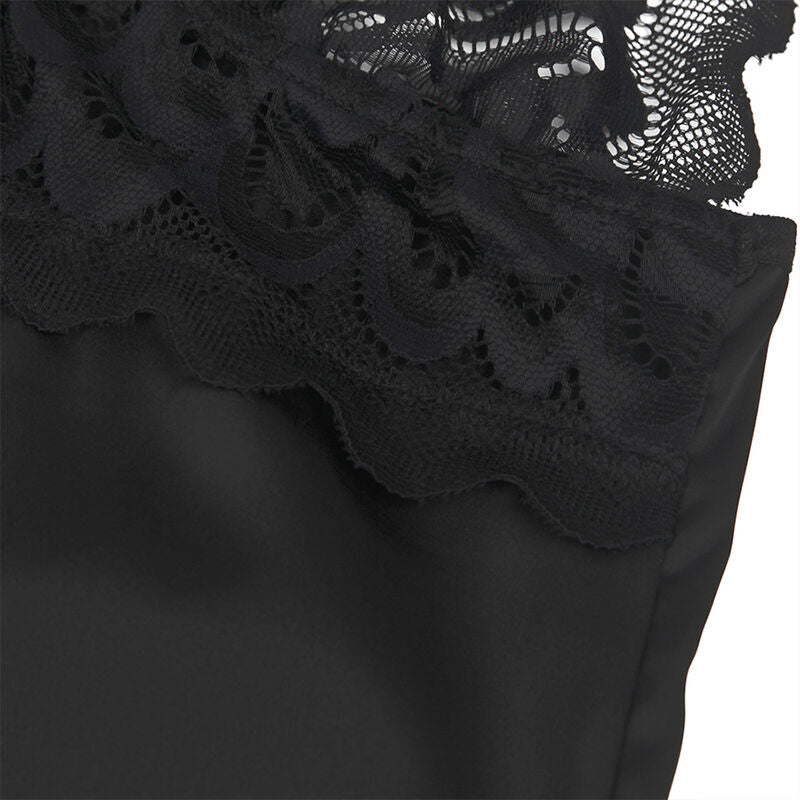 Macro de la dentelle florale noire du babydoll satin Subblime, motif ajoure festonne aux dessins de petales pose sur le satin noir mat, detail de finition sans modele.