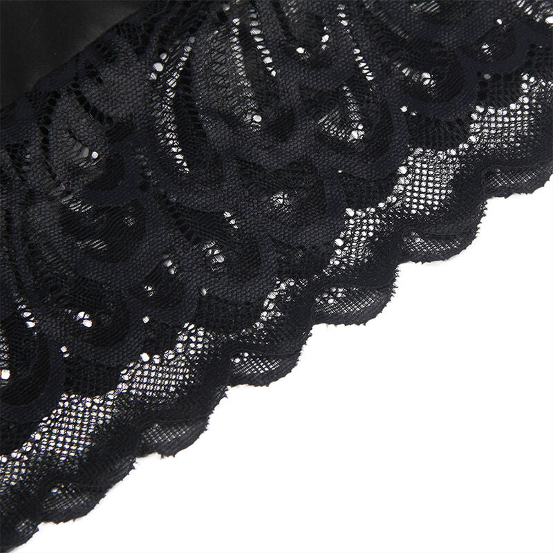 Detail de l ourlet en dentelle festonnee noire du babydoll satin Subblime, motif floral ajoure delicat soulignant le bas de la jupe courte, gros plan de la finition sans modele.