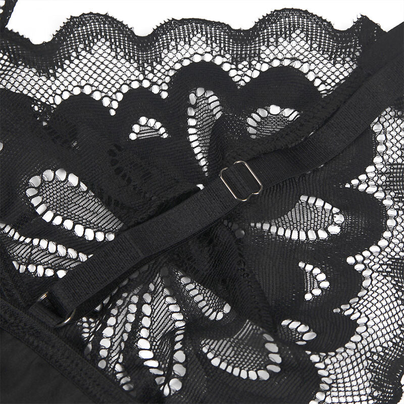 Gros plan de la boucle de reglage des bretelles du babydoll satin Subblime, sangle satinee croisant la dentelle florale noire ajouree, detail du mecanisme produit sans modele.