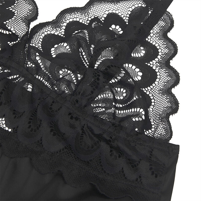 Macro de la dentelle florale noire du babydoll satin Subblime, dessin de petales ajoure et bordure festonnee delicate, detail de la matiere et de la finition sans modele.