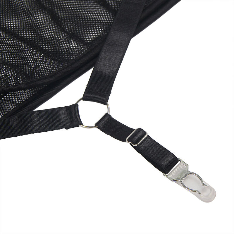 Detail du clip de porte-jarretelles metal et de la sangle satinee reglable fixes sur la maille resille noire de la robe Subblime.