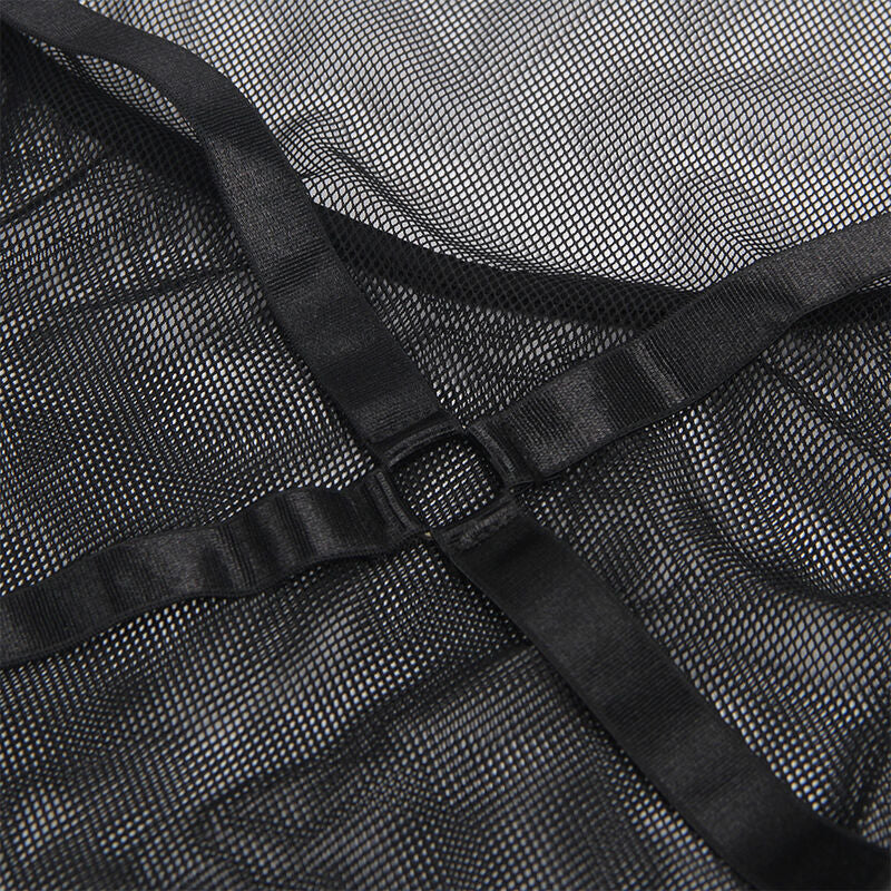Detail rapproche des sangles satinees croisees dans le dos avec anneau de reglage, sur la maille resille noire de la robe Subblime.