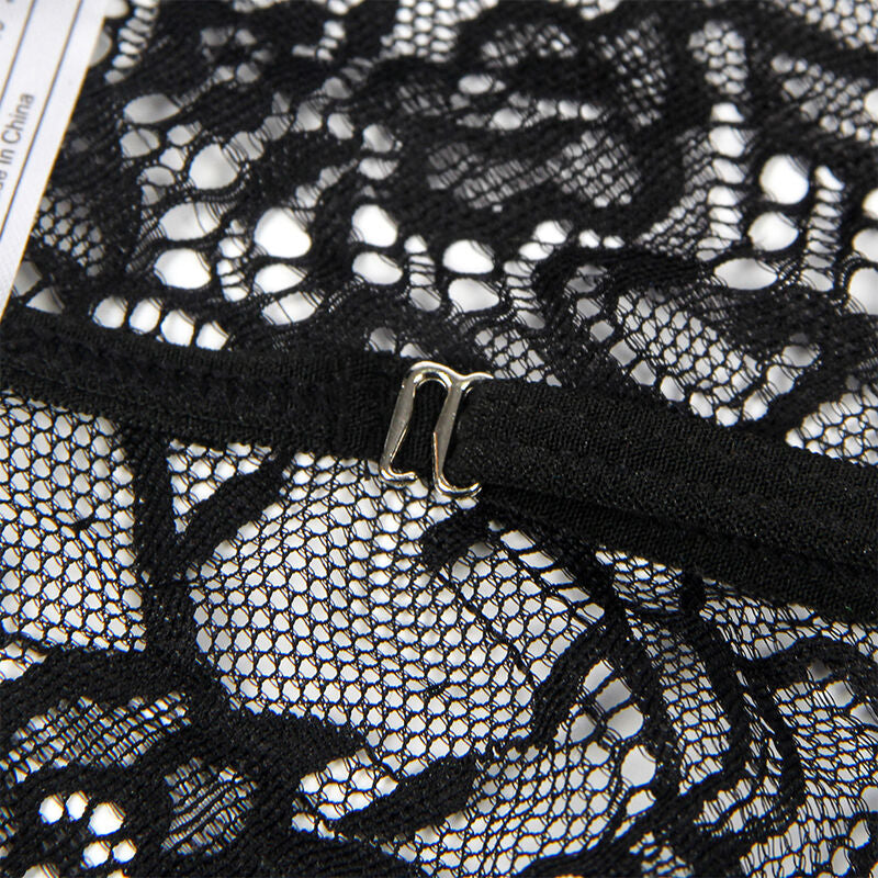 Gros plan sur la maille resille et le petit crochet de fermeture du body police Subblime, dentelle a strass discrets posee sur le tissu.