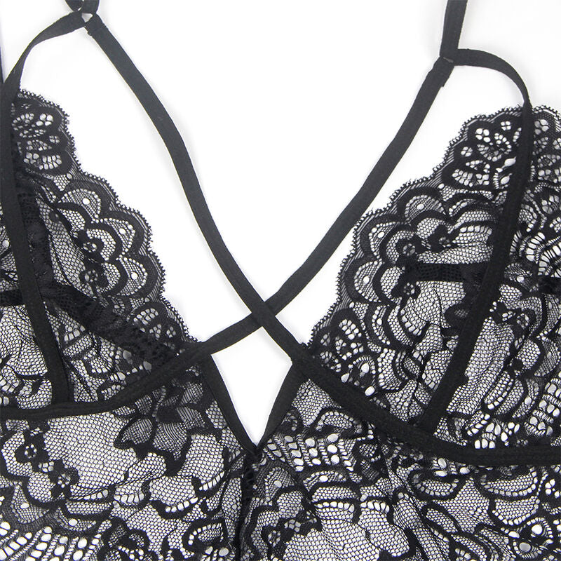 Gros plan sur les bonnets en dentelle florale noire et les sangles satinees croisees du body police Subblime, detail de la maille ajouree.