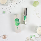Baume stimulant clitoris Clit Pwr Mojito presente avec sa boite verte parmi des cristaux et bougie. Soin chauffant picotant 15 ml en flacon airless pour le plaisir feminin.