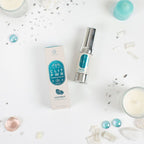 Baume stimulant clitoris Clit Pwr noix de coco presente avec sa boite bleue parmi cristaux et bougie. Soin chauffant picotant 15 ml en flacon airless pour le plaisir feminin.