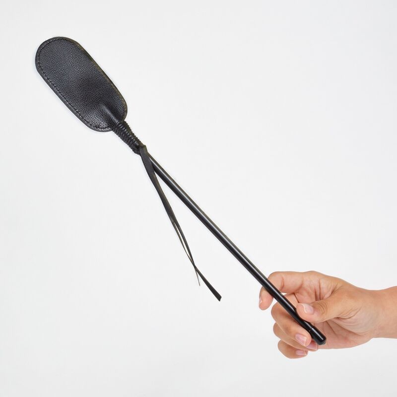 Cravache ovale en cuir synthétique pour le jeu — détail produit