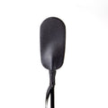 Cravache ovale en cuir synthetique noir, embout plat en forme de palette et tige fine. Accessoire BDSM leger pour des sensations du frolement a la claque, presente de face.