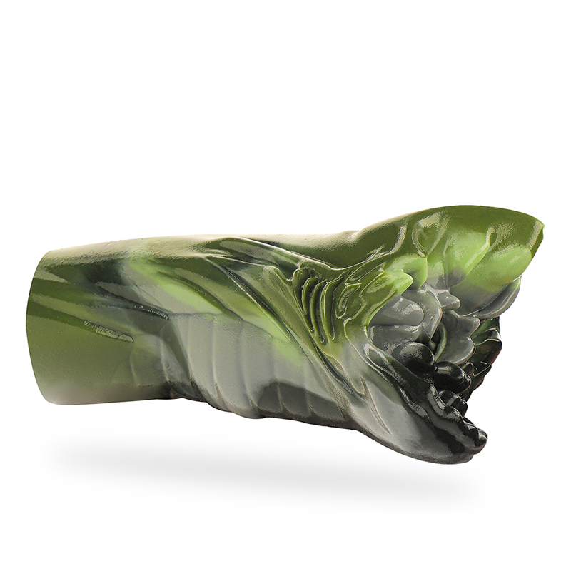 Masturbateur Steropes silicone vert vu en plongee oblique, marbrures vertes et entree dentelee fantasy, format 180 mm ergonomique et sans danger pour le corps.