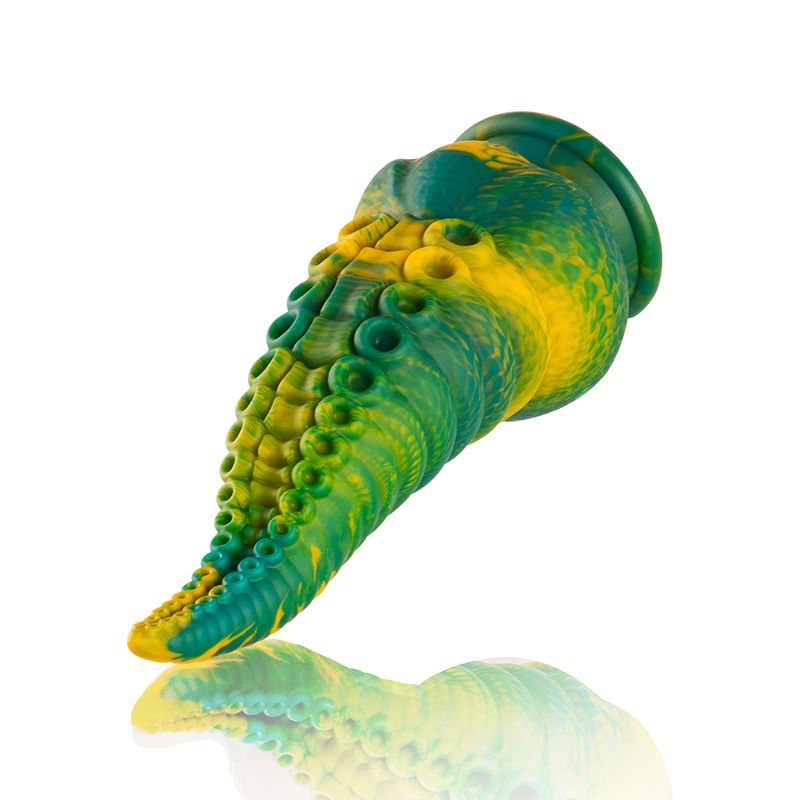 Gode tentacule fantasy en silicone vert et jaune en vue inclinee avec reflet, courbe souple et alignement de ventouses montrant la flexibilite de la matiere non poreuse