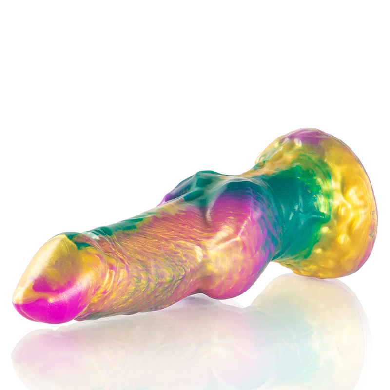 Gode Iris silicone arc-en-ciel couche de profil, gland marque et fut anatomique progressif, testicules a la base, couleurs vives pour un design fantasy.