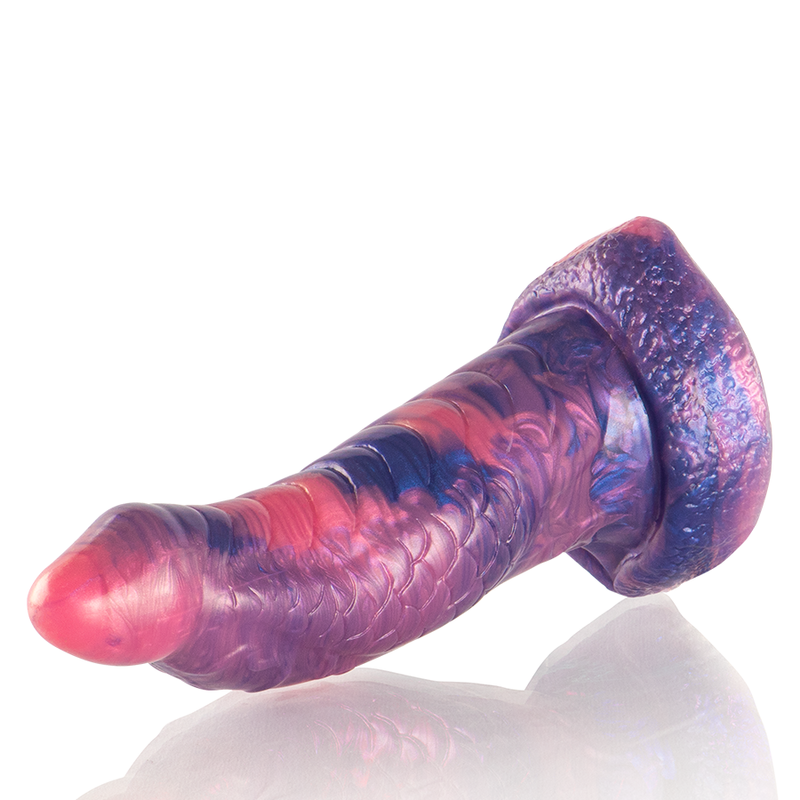 Gode Medusa silicone violet et rose couche de profil, gland marque et fut ecailleux progressif, base ventouse, couleurs vives mythologie grecque fantasy.