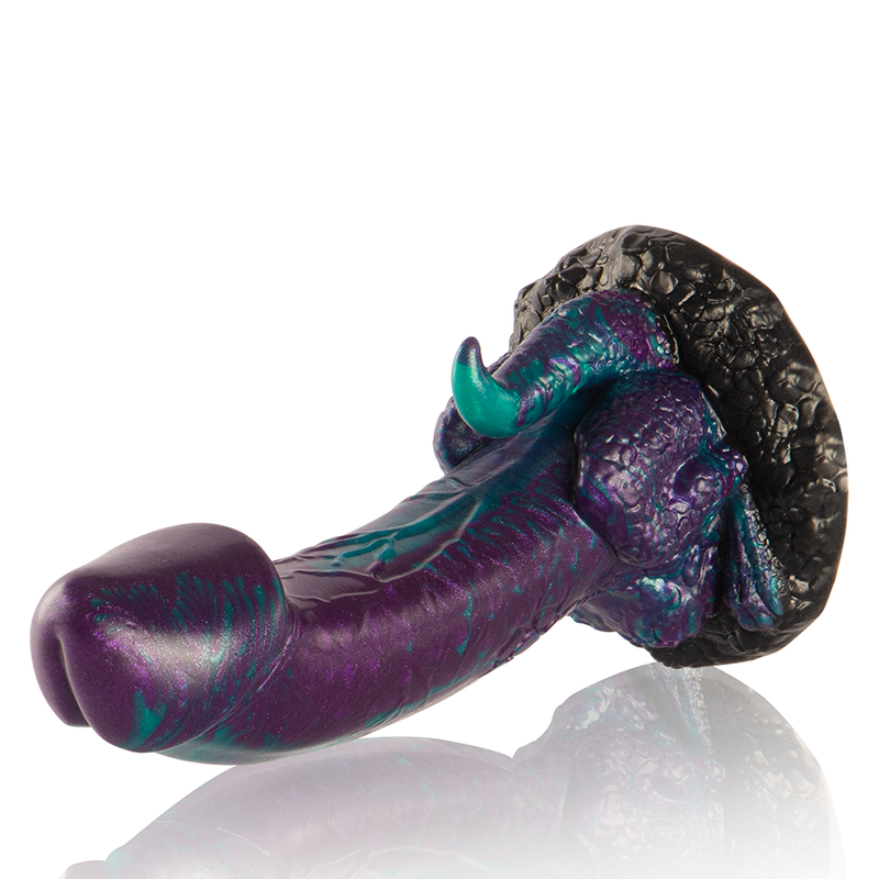 Gode Basilic silicone violet et turquoise couche de profil, gland marque et fut ecailleux, base sculptee accessible, couleurs vives inspirees du basilic fantasy.