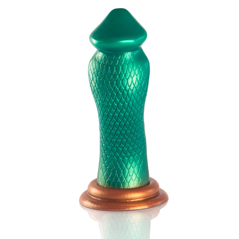 Gode fantasy serpent cobra vert et cuivre vu de face, gros plan sur la tete sculptee de cobra et la texture ecailleuse fine du corps sur base ventouse cuivree en silicone