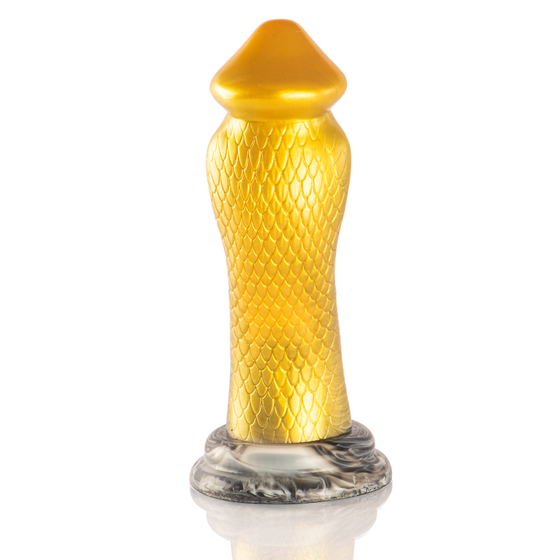 Gode fantasy serpent cobra dore et gris vu de face, tete sculptee de cobra et texture ecailleuse marquee sur le corps, pose sur une base ventouse evasee en silicone