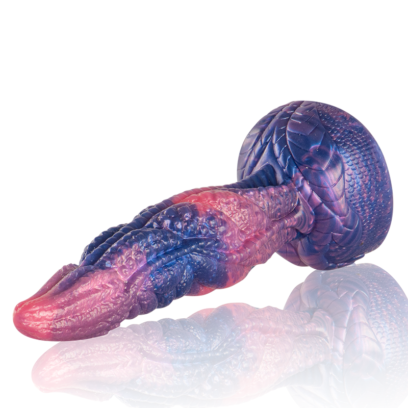 Gode monstre fantasy en silicone violet et rose couche, vue mettant en valeur le relief sculpte. Texture phosphorescente envelopppante, matiere souple inspiree d'une creature mythique.