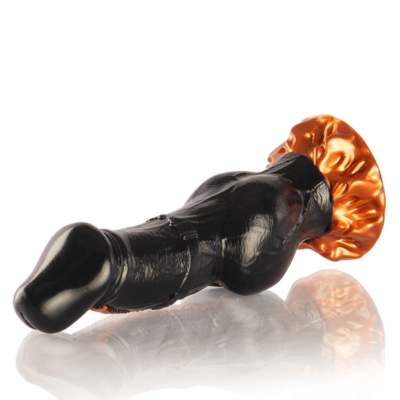 Gode fantasy en silicone noir et orange vu de profil, base flammee evasee. Design imposant a la courbe galbee, texture sculptee et matiere souple inspiree d'un mythe de feu.