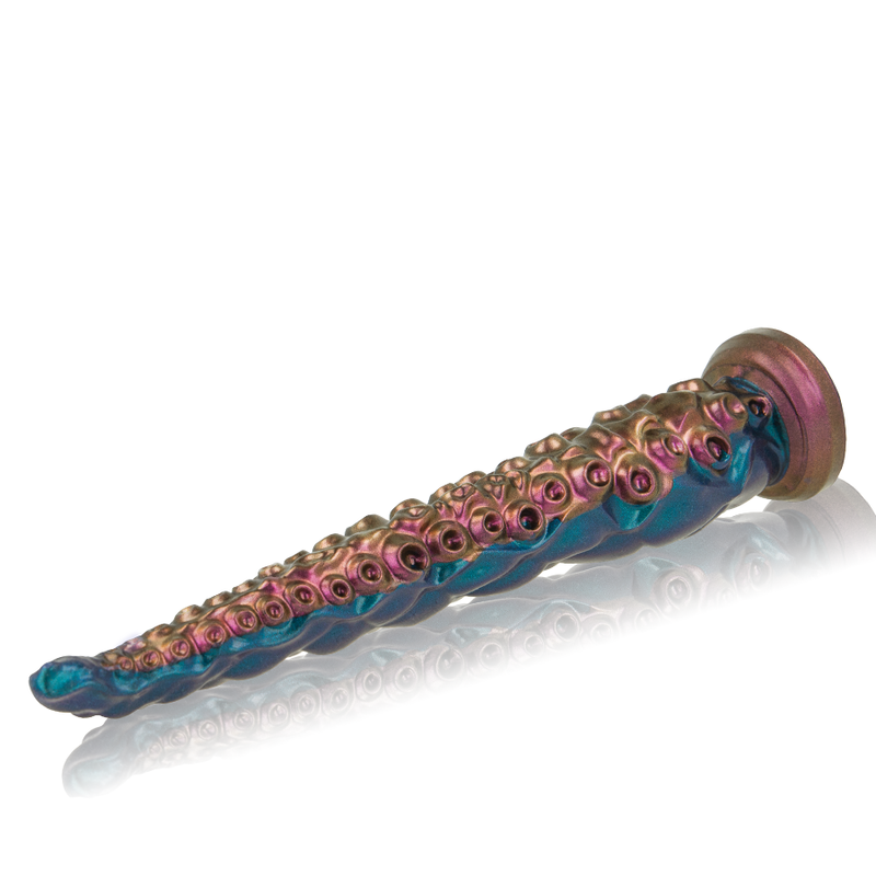 Gode tentacule fantasy cuivre et turquoise presente couche avec reflet, longueur effilee et base ventouse, texture de ventouses metallisee en silicone souple flexible