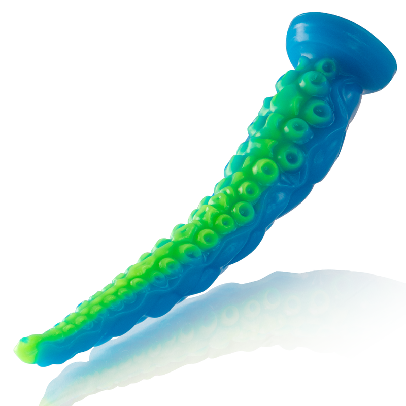 Gode tentacule fin fluorescent bleu et vert vu de profil incline avec reflet, courbe souple et base ventouse large, relief de ventouses sur silicone flexible non poreux