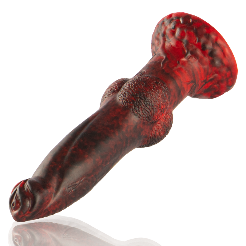 Gode vibrant Prometheus en silicone rouge et noir couche de profil, fut texture et base ventouse. Vibration sans fil rechargeable USB, design fantasy genereux de 22,5 cm.