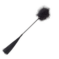 Duster reversible noir plumes et fouet, plumeau touffu d'un cote et lanieres de l'autre, tige 21 cm. Accessoire BDSM double usage pour passer de la caresse a la discipline.