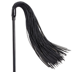 Cote fouet du duster reversible noir, longues lanieres souples et manche rigide. Accessoire BDSM disciplinaire pour des sensations modulables lors des jeux de pouvoir.