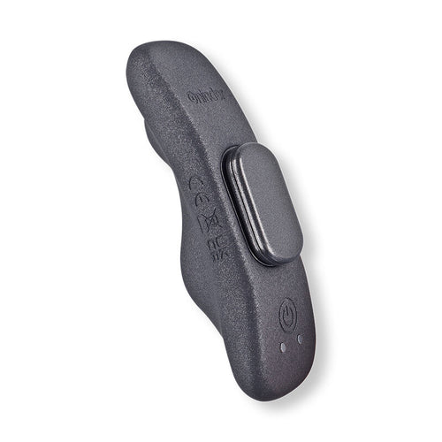 Gros plan du stimulateur de culotte Manila Oninder en silicone gris, forme galbee lisse non realiste avec sa zone de commande centrale, 9 modes de vibration.